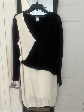 VENUS Black and White Long-Sleeve Wrap Sweater Dress